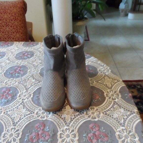 Isabel Marant "Basley" Beige Perforated Suede Ankle Slouchy Booties Size 38 - Picture 1 of 16